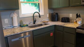 Coffee/tea maker, fridge, microwave, oven