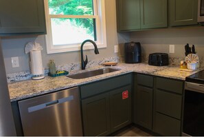 Private kitchen - 🏔️ Howdy Ya'll - 3BR Pigeon Forge Retreat with Private Game Room, Near Dollywood (Pigeon Forge)