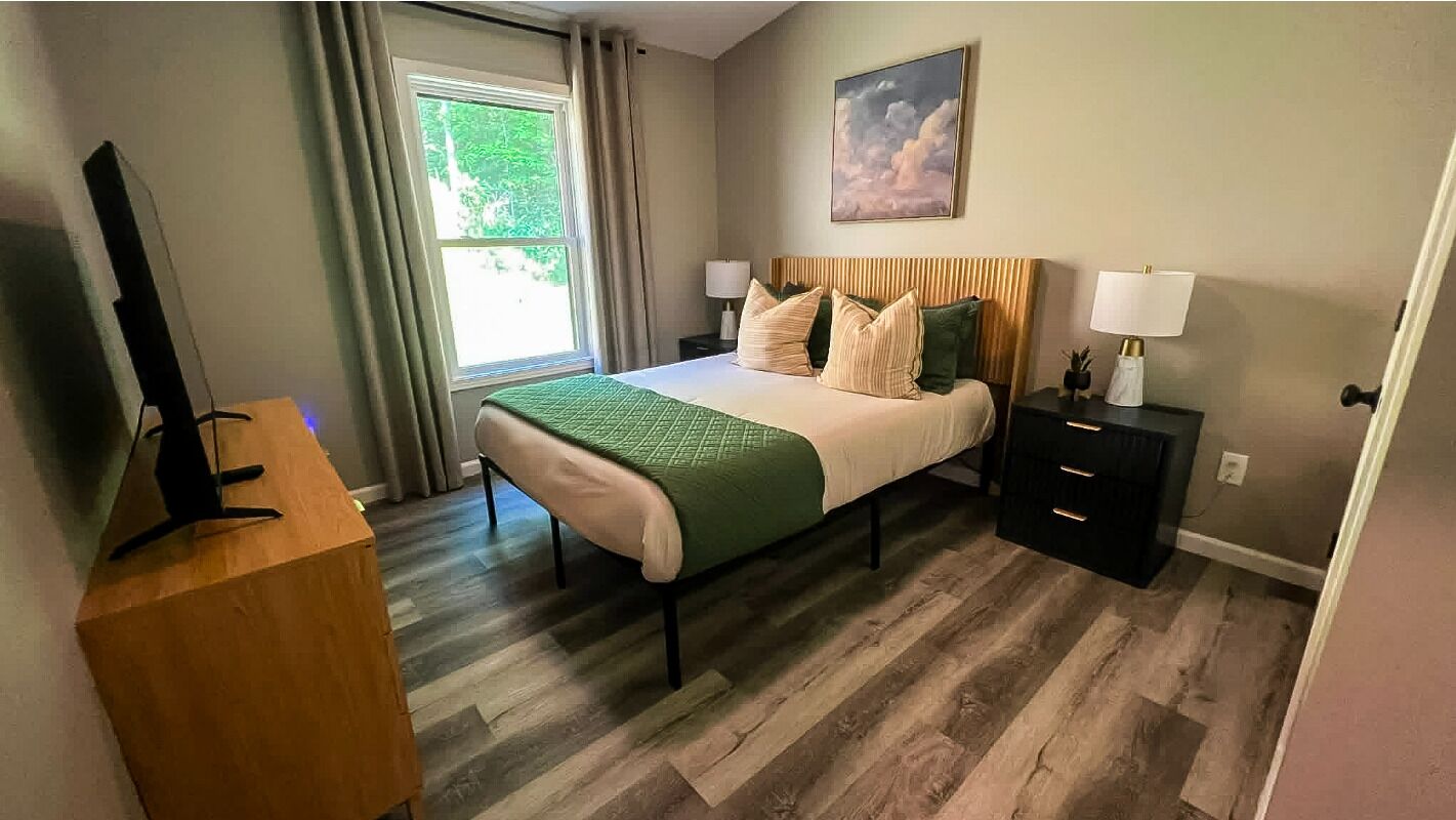 3 bedrooms, desk, iron/ironing board, travel crib