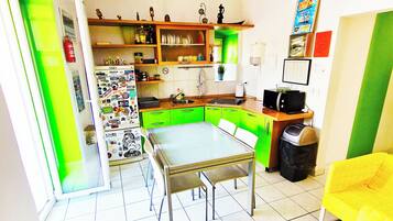 Refrigerador con congelador, microondas, parrilla de estufa y tostadora