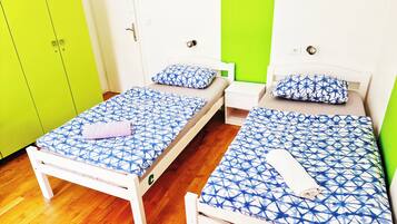 Tabla de planchar con plancha, wifi gratis y ropa de cama