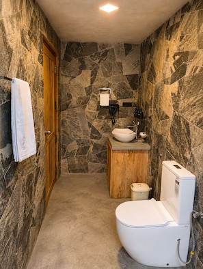 Chalet Superior, pemandangan kolam renang | Kamar mandi | Shower, sabun,  dan tisu toilet