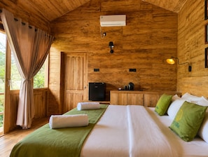 Chalet Superior, pemandangan kolam renang | Setrika/meja setrika