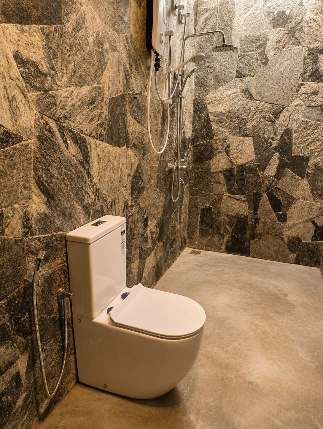 Chalé superior, vista para a piscina | Banheiro | Chuveiro, sabonete, papel higiênico 