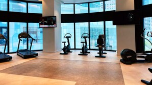 A modern gym with treadmills, stationary bikes, and elliptical machines. - Chic Address JBR Haven w Marina View (Dubai)