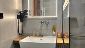 Haartrockner, Handtücher, Seife, Shampoo