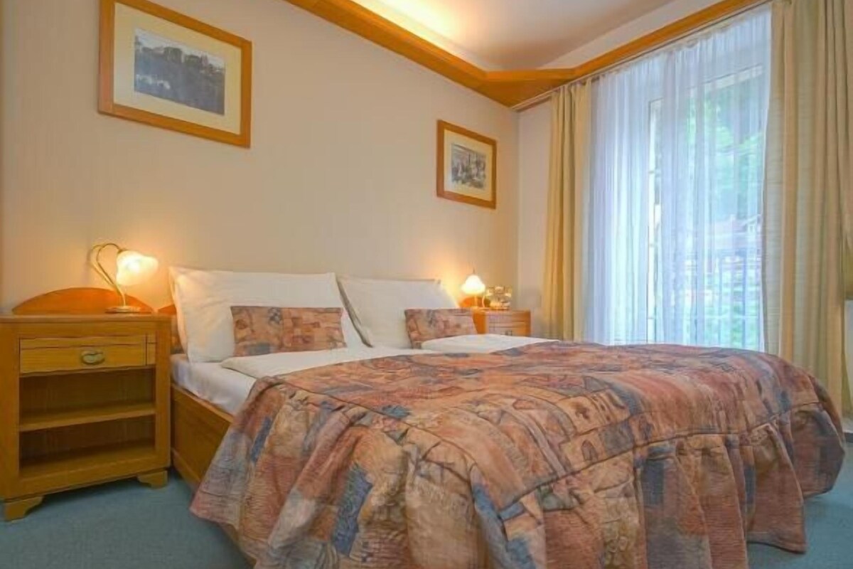 Small double room | Cofres nos quartos, cortinas blackout, Wi-Fi de cortesia, roupa de cama