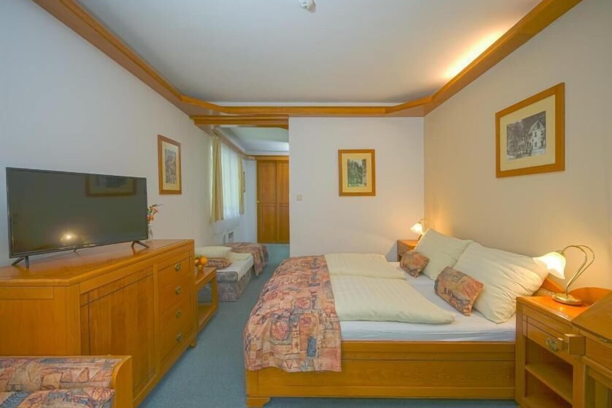 Triple room with balcony | Cofres nos quartos, cortinas blackout, Wi-Fi de cortesia, roupa de cama