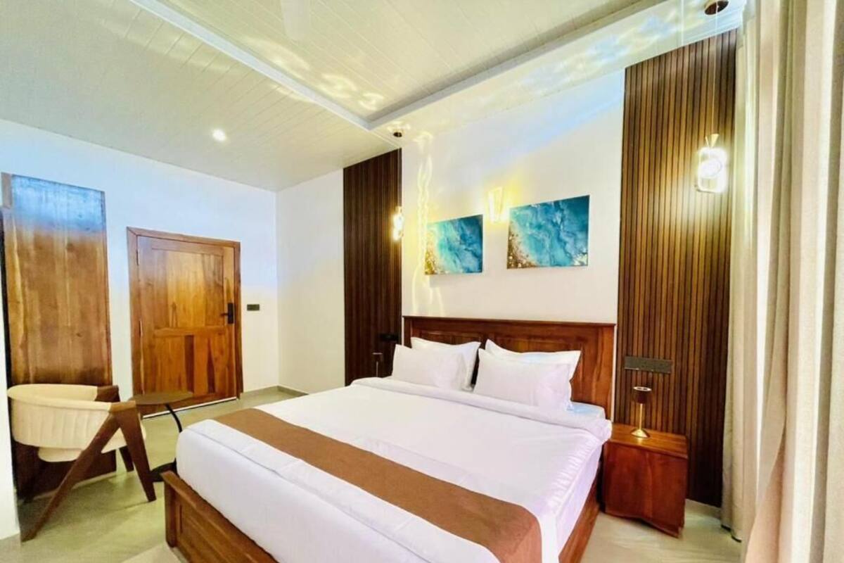 Habitació doble Deluxe, balcó, vistes al mar | Habitacions insonoritzades, planxa i posts de planxar i wifi gratuïta 