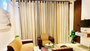 Una sala de estar con un sofá, una mesa de centro y un televisor.