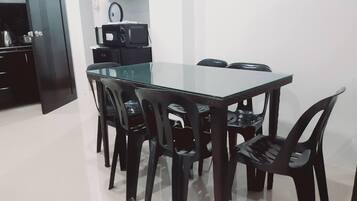 Lejlighed - 1 soveværelse - ryger - terrasse | Spisestue