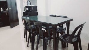 Apartamento, 1 quarto, para fumantes, varanda | Sala de jantar