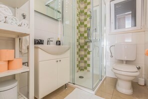 ヘアドライヤー、タオル、石鹸、トイレットペーパー