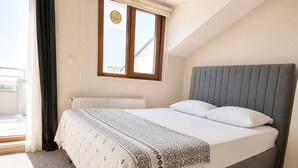 A bedroom with a bed, a window, and a radiator. - Luxury Apartment City Center  (İstanbul)