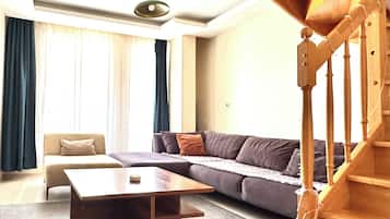 Habitación de lujo con 2 camas individuales, balcón, vistas a la ciudad | Zona de estar