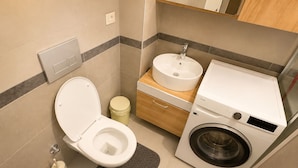 Apartamento Confort, terraza, vistas a la ciudad | Baño