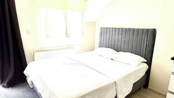 Habitación de lujo con 2 camas individuales, balcón, vistas a la ciudad | Wifi gratis
