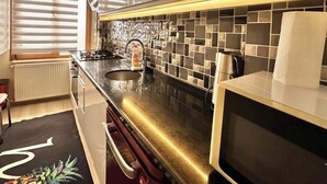 Apartamento Confort, terraza, vistas a la ciudad | Cocina privada | Placa de cocina