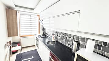Habitación de lujo con 2 camas individuales, balcón, vistas a la ciudad | Cocina privada | Placa de cocina