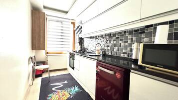 Luxury-Zweibettzimmer, Balkon, Stadtblick | Eigene Kochnische | Herdplatte