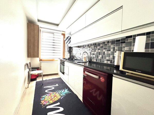 Luxury Twin Room, Balcony, City View | Private kitchenette