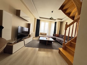 Quarto duplo superluxo, sacada, vista para a cidade | Área de estar
