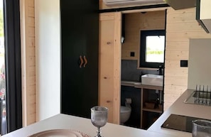 Coffee/tea maker, fridge, stovetop, electric kettle - Tiny Krajna - Cozy Tiny House by Lake Slawianowskie Wielkie (Wiktorówko)