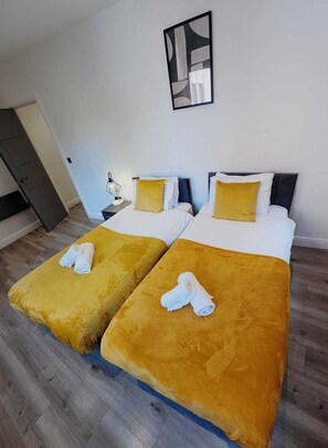 Tabla de planchar con plancha, wifi y ropa de cama 