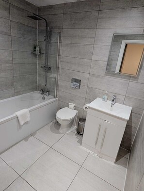 Secadora de cabello, toallas, jabón, papel de baño 