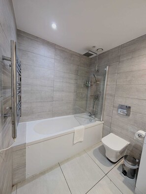 Hair dryer, towels, soap, toilet paper - City Centre Two Bedroom Apartment (Liverpool)