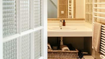 Quadruple Room | Bathroom