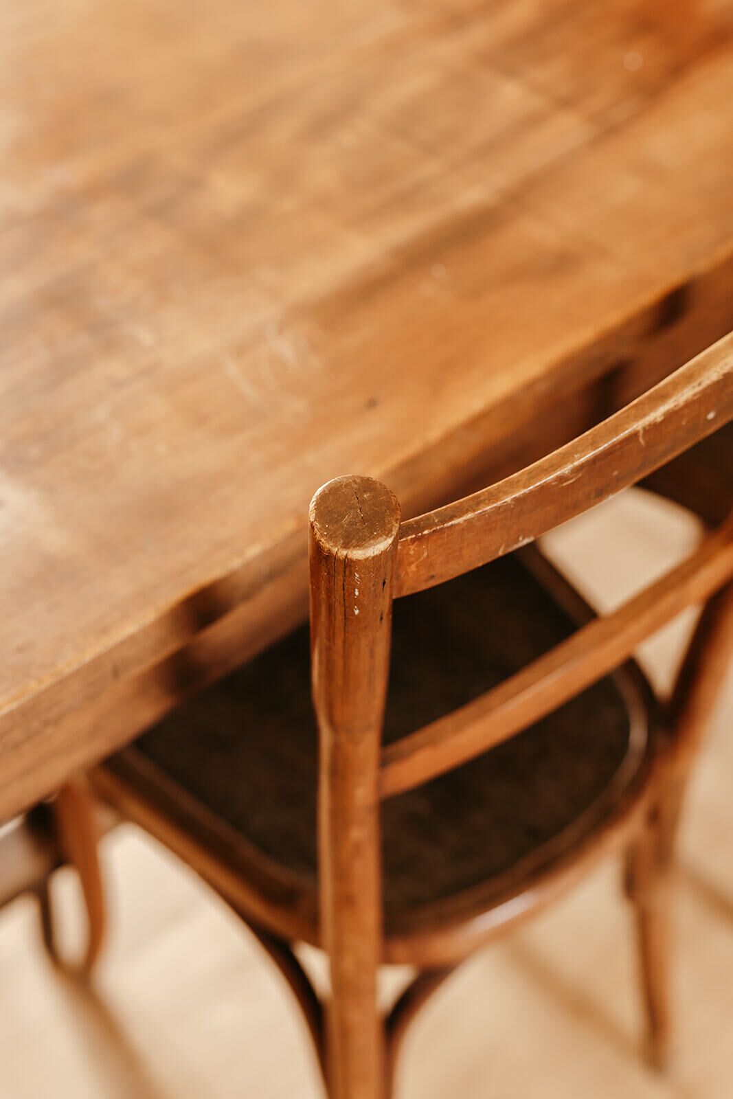 Una mesa de madera con una silla.