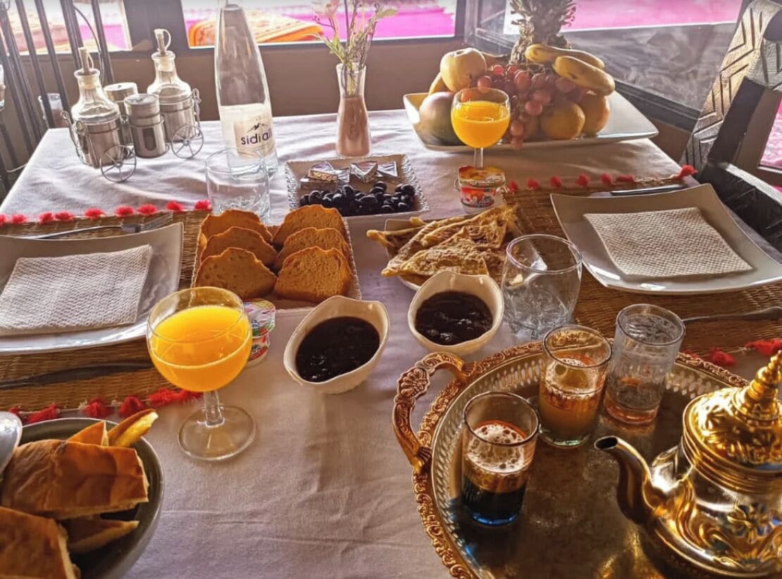 Ett frukostbord med olika sorters mat, dryck och en tekanna.