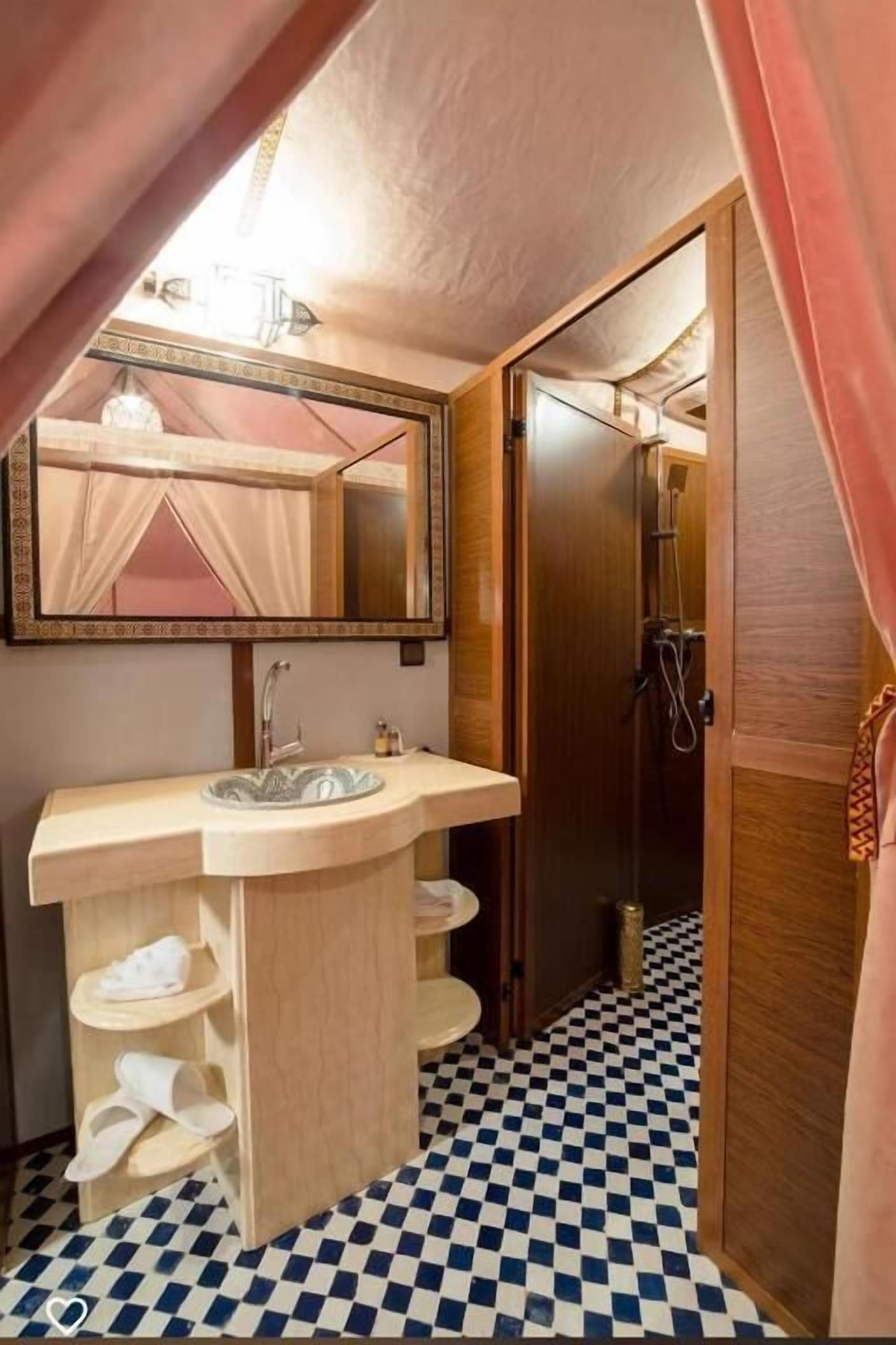 Shower, towels