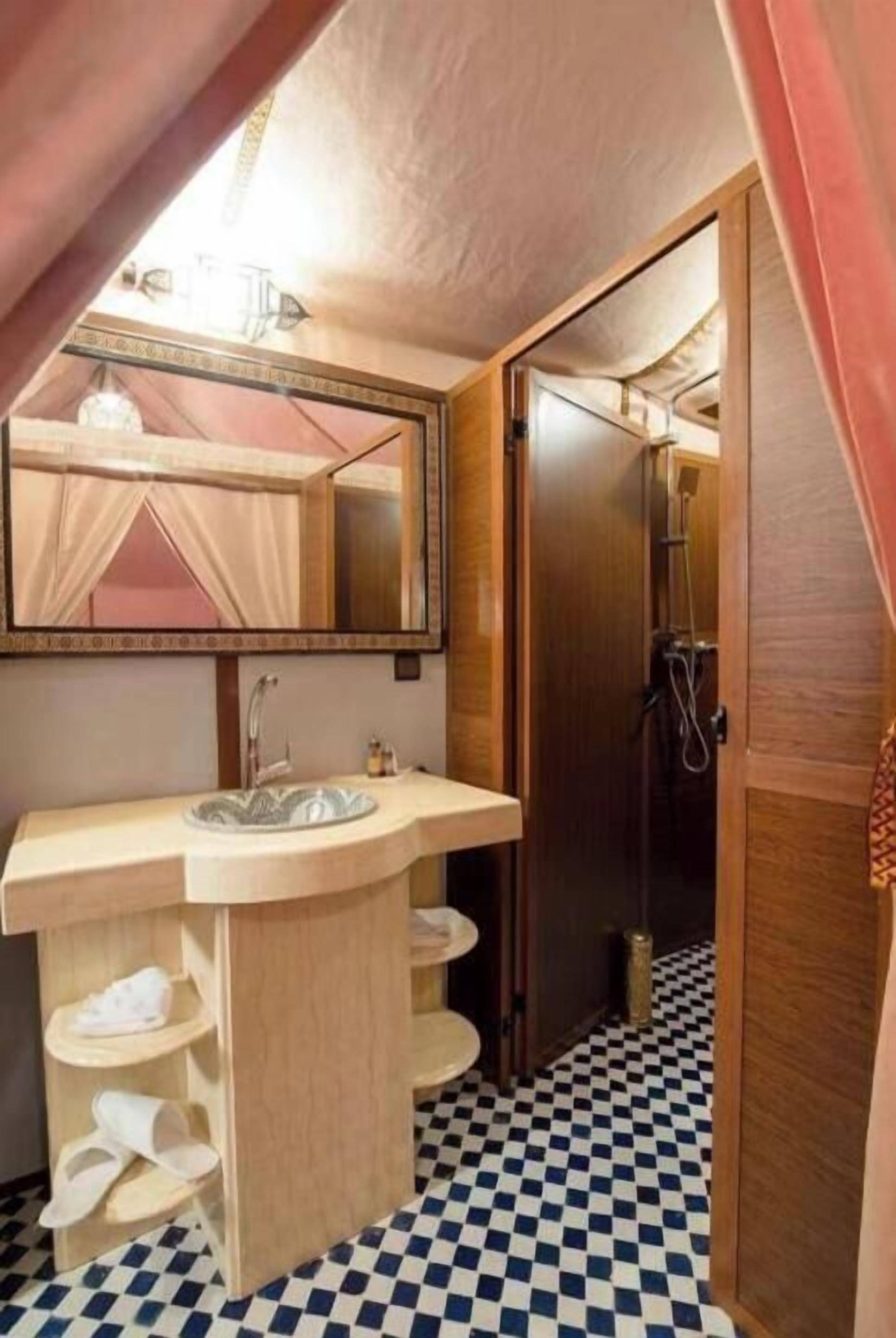 Shower, towels