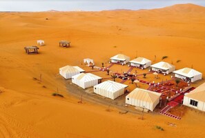 Basic Tent, pemandangan gurun | Bahagian luar