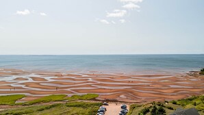 Een kustlandschap met een parkeerplaats en uitzicht op zee.