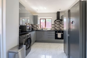 Private kitchen - Harborne 3 bed Home near Hospital & University (Birmingham)