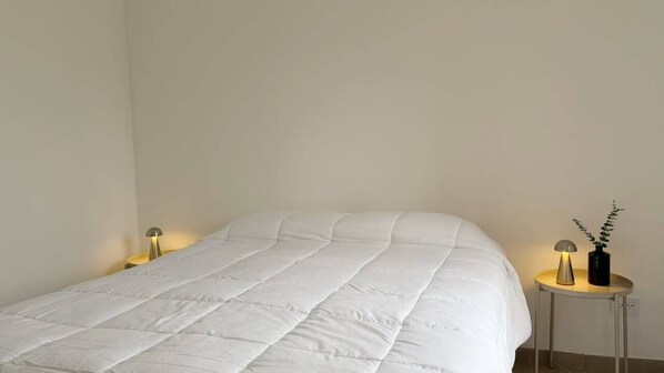Tabla de planchar con plancha, wifi, ropa de cama