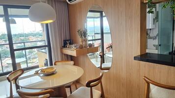 Apartamento, varanda coberta, vista para a cidade | Opções para refeição