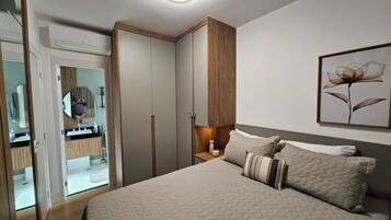 Apartamento, varanda coberta, vista para a cidade | Ferros/tábuas de passar roupa, Wi-Fi de cortesia