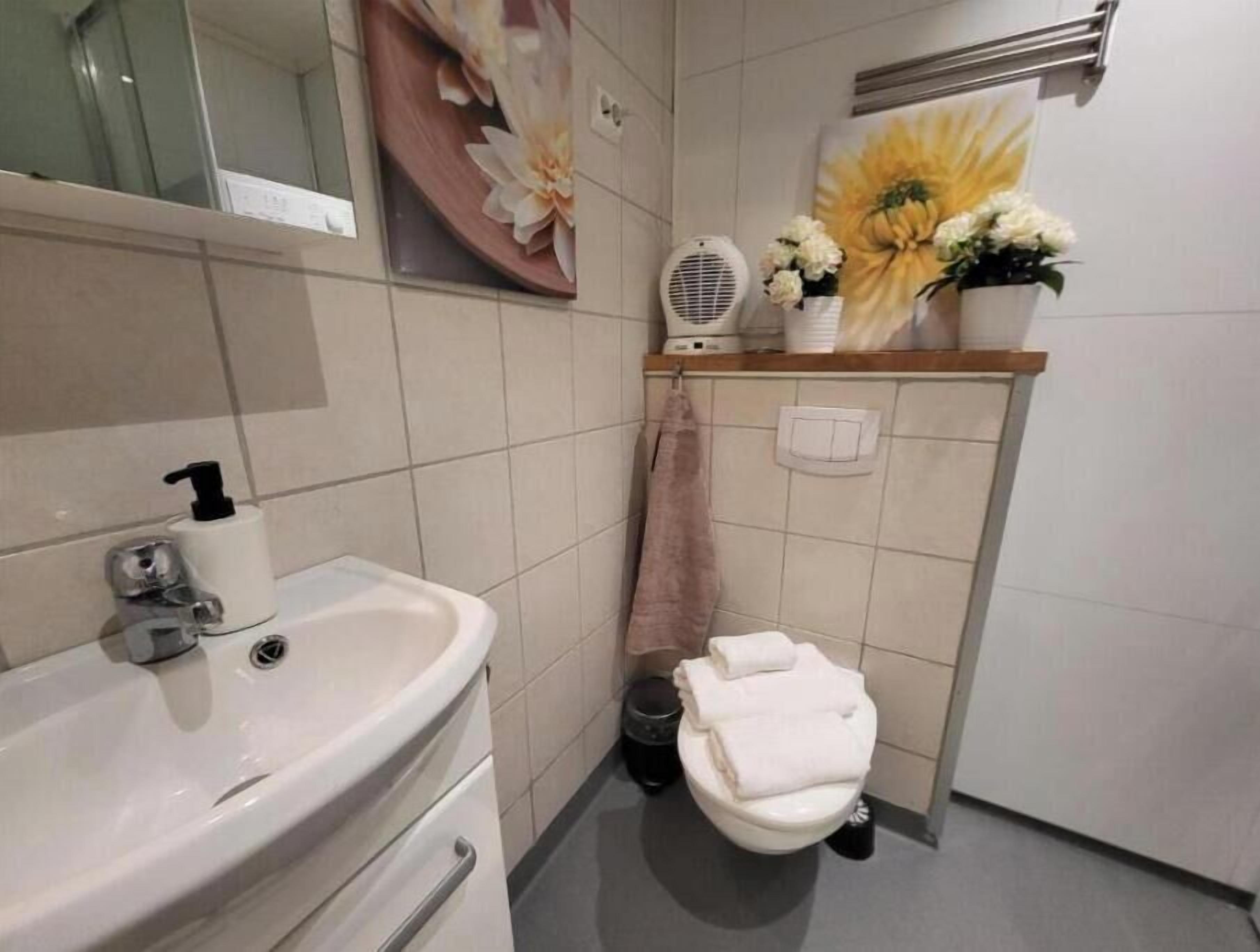 Dusj, hårføner, håndklær og såpe
