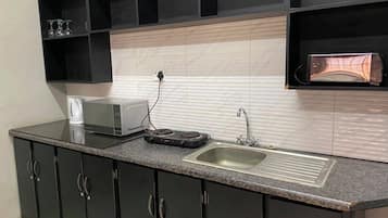 Family Room, River View | Private kitchen | Fridge, microwave, cookware/dishes/utensils