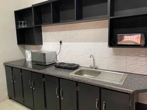 Family Room, River View | Private kitchen | Fridge, microwave, cookware/dishes/utensils - Eden manor (FS)