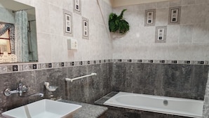 Family Room, River View | Bathroom