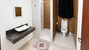 A modern bathroom with a shower, toilet, and sink. - Aconchego de Lugar - Eri & Douglas - 3 (Belo Horizonte)