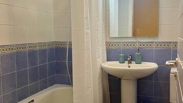 Ducha, secador de pelo y toallas