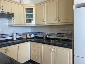 Een koffiezetapparaat/waterkoker, een koelkast, een magnetron