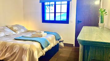 Tabla de planchar con plancha, wifi, ropa de cama