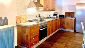 Wasserkocher mit Kaffee-/Teezubehör, Kühlschrank, Mikrowelle, Ofen
